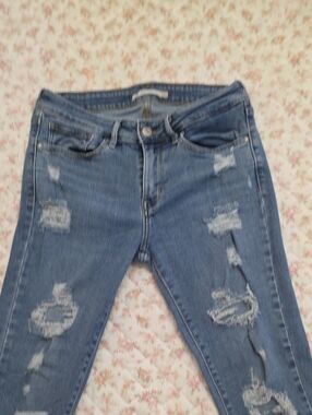Women’s Distressed Skinny Jeans in Medium Blue